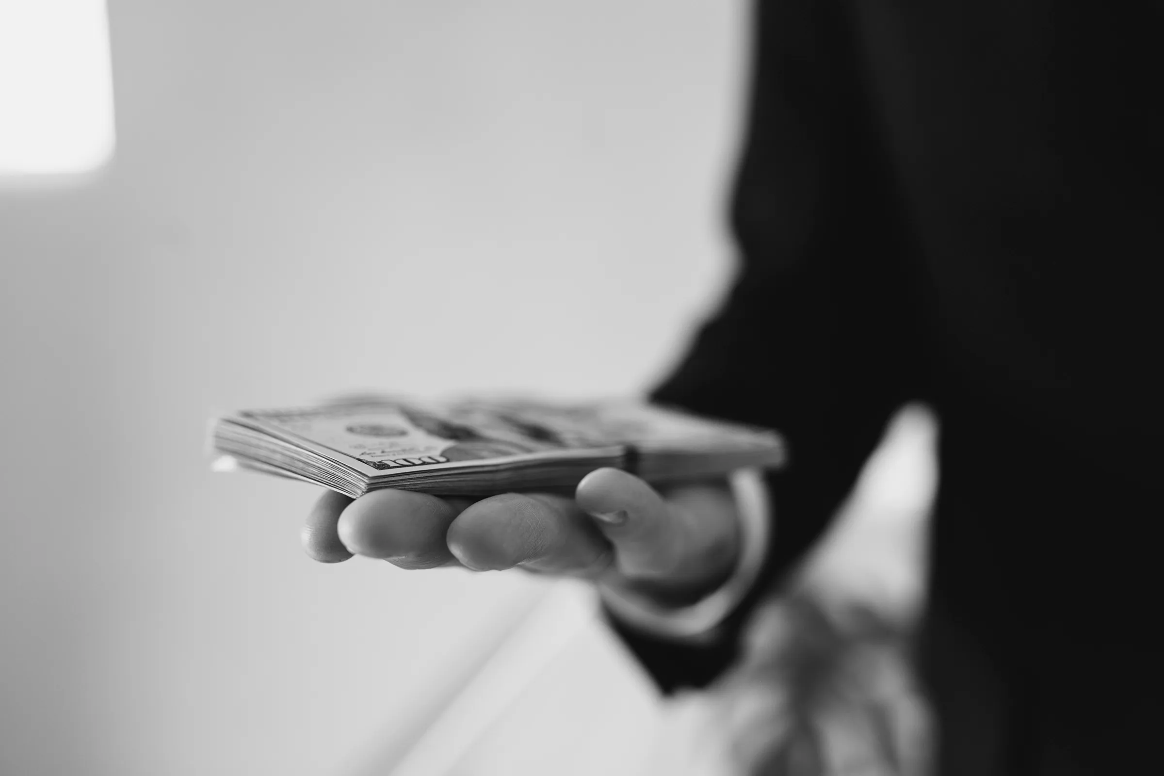 Ce beneficii extra-salariale pot fi acordate angajaților și cum se impozitează acestea?